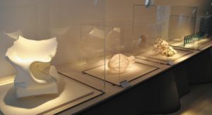 独創的な作品がずらりと並ぶ会場＝いずれも七尾市の県能登島ガラス美術館で
