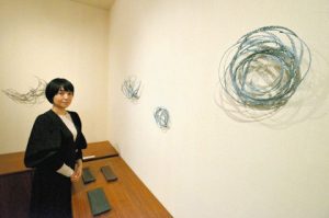 壁に掛かった新作の「風」シリーズなどを展示する釋永維さん＝金沢市本町のギャラリー「アート玄羅」で