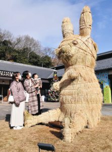 稲わらで作ったウサギのオブジェを見る親子連れ＝美濃加茂市山之上町のぎふ清流里山公園で