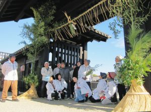 江戸の風情を伝える門松の設置に汗を流したメンバー＝湖西市の新居関所で