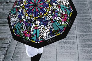 宿泊客に無料で貸し出すステンドグラス風の傘（加賀市提供）