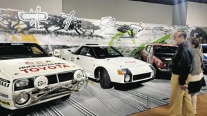 展示してある車に見入る来場者たち＝長久手市横道のトヨタ博物館で