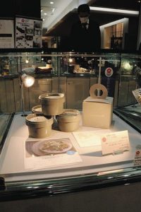 ２０２２年度の大賞に選ばれたフレッシュチーズなど、金沢かがやきブランドに認定された製品の展示＝ＪＲ金沢駅の観光案内所で