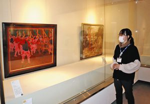 おまんと祭の油彩画などを紹介する竹下さん＝高浜市青木町の市かわら美術館で