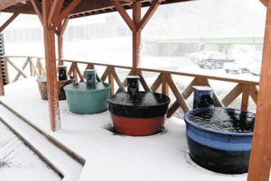 冬には雪景色が楽しめる水風呂＝いずれも白山市河内町内尾で