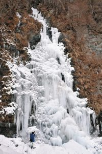 つららが連なり「氷瀑」になったツゴノ沢大滝＝３０日午前１０時１０分、浜松市天竜区水窪町で