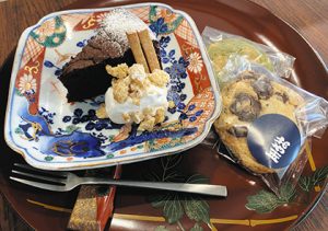 しょうゆを使ったガトーショコラ（左）や焼き菓子＝白山市鶴来本町で