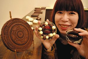 チョコレートをモチーフにした作品を展示したｕｃｏさん＝名古屋市西区那古野１で
