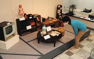 昭和の茶の間の雰囲気を再現している展示＝多気町の多気郷土資料館で