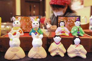 ひな祭りに向けて行われている土人形絵付け体験コーナー＝高山市上一之町で