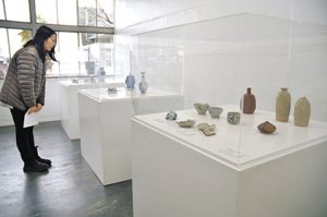 市之倉の焼き物をテーマとした作品が展示された会場＝多治見市美坂町２の市陶磁器意匠研究所で