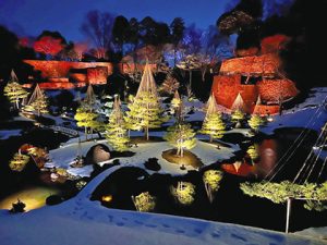 松任谷由実さんらが選曲した曲に合わせてライトアップされ、幻想的な雰囲気に包まれる玉泉院丸庭園＝３日、金沢城公園で