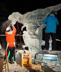 国宝松本城氷彫フェスティバルのチャンピオンシップの制作風景