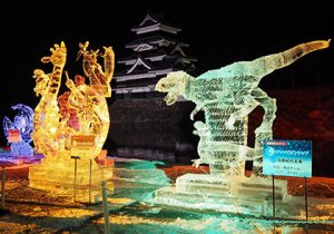 国宝松本城氷彫フェスティバルの完成した作品展示＝いずれも長野県松本市で