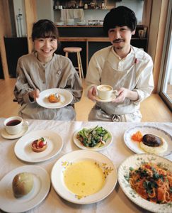 ハーブやスパイスを使った料理やスイーツ、コーヒーなどを提供する店を開く檜垣望さん（左）と慶治さん＝富山市蓮町のスコップトヤマで