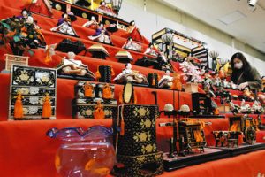 金魚鉢を置いたひな飾りなどが楽しめる企画展＝弥富市歴史民俗資料館で