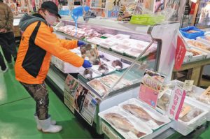 敦賀真鯛や若狭まはたなど嶺南のブランド魚が並ぶ売り場＝福井市のふくい鮮いちばで