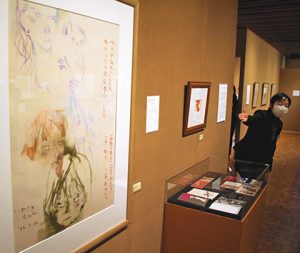「世界中のこどもみんなに　平和と　しあわせを」（手前の作品の右下）と書かれたポスター作品。ちひろの願いが伝わる＝松川村の安曇野ちひろ美術館で