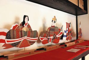 昨年発見された明治時代中期のものと推定される押絵雛＝いずれも松本市内田の馬場家住宅で