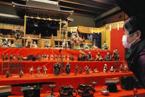 江戸時代のひな人形が並ぶ会場＝高山市大新町の日下部民芸館で