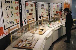 食べ物と色の関係について解説する企画展示＝小浜市の御食国若狭おばま食文化館で