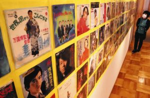 昭和に親しまれたシングルレコードのジャケットが並ぶ会場＝いずれも愛荘町市の愛知川びんてまりの館で
