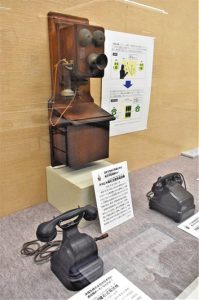 デルビル磁石式壁掛電話機（上）＝いずれも高岡市博物館で