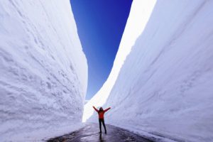 ２０２１年４月、除雪した雪が道路の両脇に高く積み上がってできた「雪の大谷」＝立山町芦峅寺で