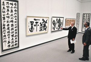 会場を見学する神田真秋・愛知芸術文化センター総長（左）ら＝名古屋・栄の県美術館ギャラリーで