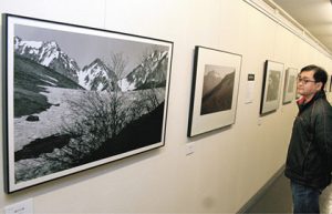 四季の山の表情を捉えた田淵作品。独特の構図、モノクロの風合いが目を引く