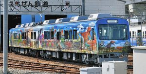 車体に無数の恐竜が描かれた恐竜列車＝いずれも福井市松本上町のえちぜん鉄道本社車両基地で