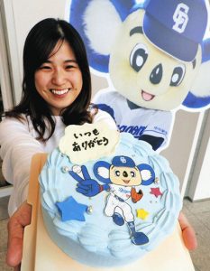 ドアラをあしらったホールケーキを紹介する柴崎さん＝名古屋・栄のオアシス２１で