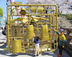 徳川家康が身に着けた金色のよろい「金陀美具足」のプラモニュメント＝１日、静岡市葵区で