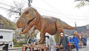 道の駅「九頭竜」に運ばれる２体の恐竜モニュメント＝大野市朝日で
