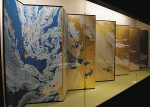 現代アート風の大胆な模様と色使いが楽しめる山本基さんの金箔屛風＝いずれも金沢市立安江金箔工芸館で