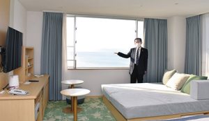 琵琶湖を眺望できる客室＝いずれも彦根市松原町の亀の井ホテル彦根で