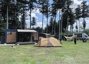 コテージやテントが並ぶキャンプ場