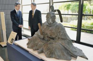 寄贈された結城秀康座像＝福井市の県立歴史博物館で