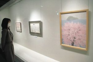 桜を描いた作品が並ぶ企画展＝東近江市五個荘竜田町の中路融人記念館で