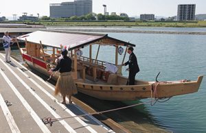 お披露目された木造観覧船「吉祥丸」＝いずれも岐阜市の長良川で