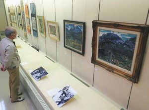 展示されている志功の油彩画や水彩画。右端の「毛勝山の図」は２代目魚津水族館屋上で描かれた＝いずれも魚津市の魚津歴史民俗博物館で