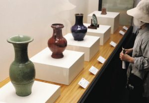 海外から収集された花瓶や皿などが並ぶ展示＝瀬戸市美術館で
