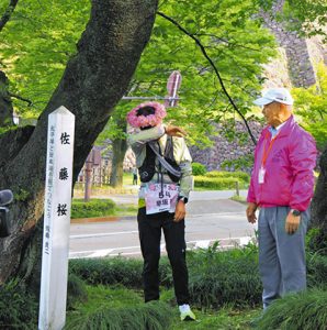 佐藤桜の前で涙する早坂研さん（左）と郡上市の日置敏明市長