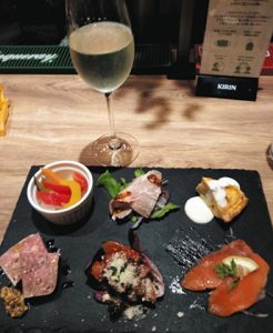 「カンパーニュ　クチーナ＆バール」の前菜と飲み物のセット（昨年撮影）＝いずれも金沢市で