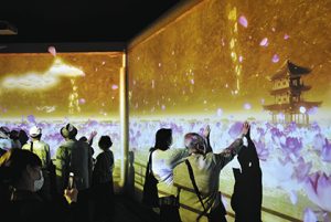 新たに公開された「燈炬殿」のＶＲシアター。極楽浄土の世界観がデジタル映像で映し出され、壁に触れるとお経が浮かび上がる仕掛けもある＝いずれも津市一身田町の高田本山専修寺で