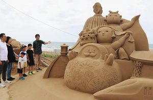 完成した国民文化祭用の砂像第１号＝羽咋市で