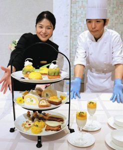 マンゴーなどを使ったデザートが並ぶアフターヌーンティーセット＝いずれも金沢市本町のホテル日航金沢で