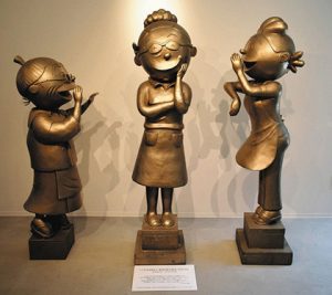 銅像の原型の（右から）サザエさん、長谷川町子さん、いじわるばあさん