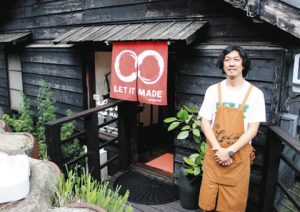 ものづくりを体験できるカフェ「LET IT MADE」をオープンした根木さん＝常滑市のやきもの散歩道で