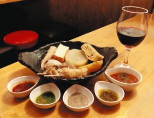 信州産ワインや特製ソースと楽しむおでんの盛り合わせ＝松本市中央１で